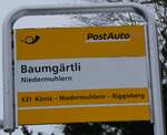 (258'850) - PostAuto-Haltestellenschild - Niedermuhlern, Baumg�rtli - am 22. Januar 2024