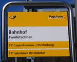(260'560) - PostAuto-Haltestellenschild - Zweil�tschinen, Bahnhof - am 19.