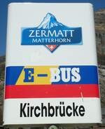 (133'371) - E-BUS-Haltestellenschild - Zermatt, Kirchbr�cke - am 22.